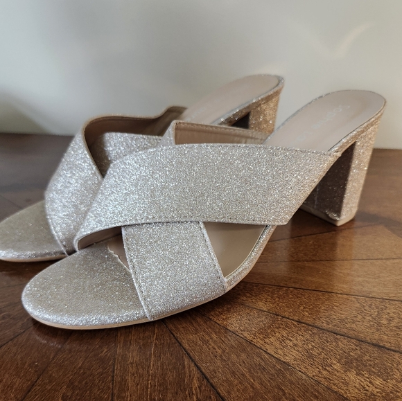 Heels/Pumps - Picture 1 of 5